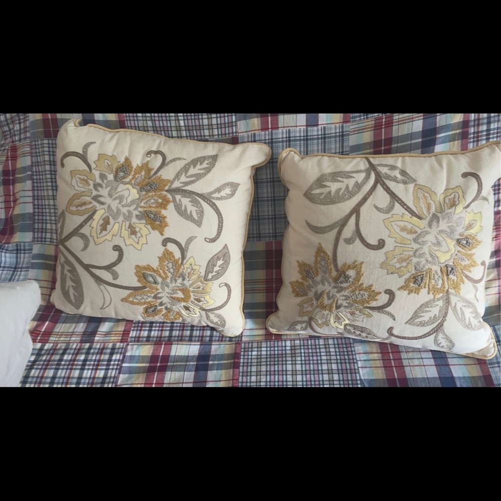 Throw pillows - Picture 7 of 10